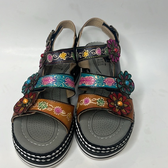 L’Artiste Spring Step Rebecka leather flowered EU 36 US 5.5-6 hook/latch sandals - Picture 2 of 8